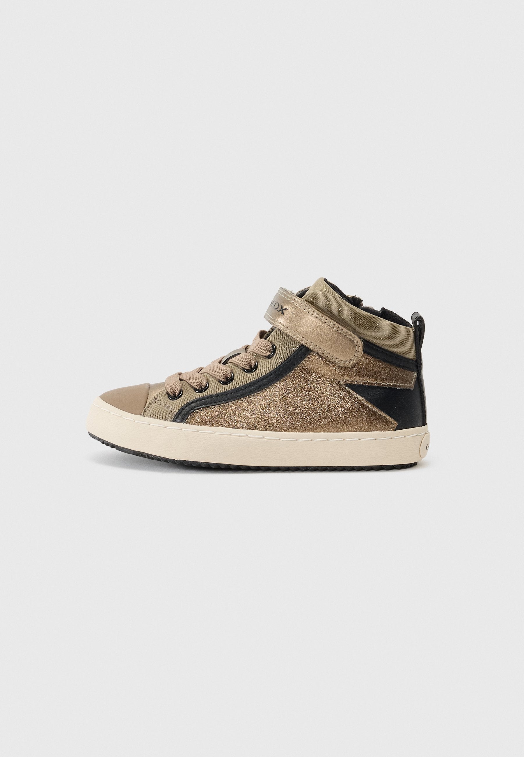 Braune und goldene High-Top-Sneaker mit strukturierter Oberfläche, runder Spitze, schwarzen Akzenten und einem Klettverschluss für einen sicheren Sitz.