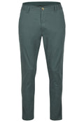 Grüne Baumwoll-Chinos mit schmaler Passform, ausgestattet mit einem vorderen Knopfverschluss und Taschen. Der Stoff hat eine glatte Textur und ein minimalistisches Design.