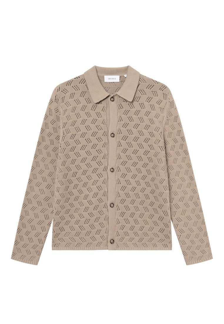 Beige Strickjacke mit kragenförmig gestaltetem Halsauschnitt, ausgestattet mit einem geometrischen Lochmuster und fünf Knöpfen auf der Vorderseite, langen Ärmeln.