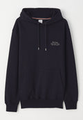 Marineblaues Hoodie mit einer Vordertasche, Kordelzügen und kleinen weißen Schriftzügen, die die Marke und die Adresse angeben. Aus weichem Stoff gefertigt.