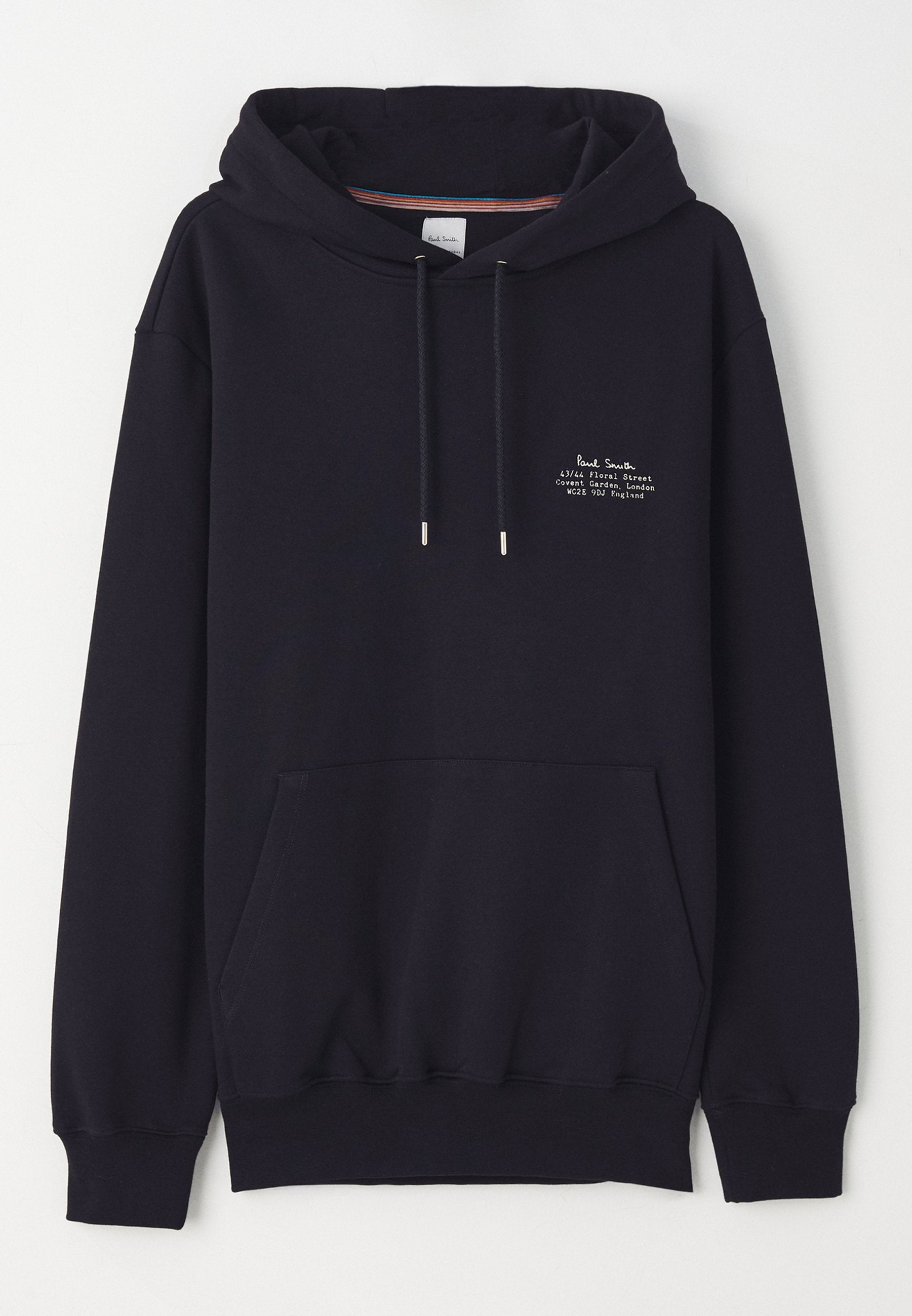 Marineblaues Hoodie mit einer Vordertasche, Kordelzügen und kleinen weißen Schriftzügen, die die Marke und die Adresse angeben. Aus weichem Stoff gefertigt.
