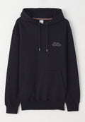 Marineblaues Hoodie mit einer Vordertasche, Kordelzügen und kleinen weißen Schriftzügen, die die Marke und die Adresse angeben. Aus weichem Stoff gefertigt.