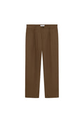 Braune maßgeschneiderte Hose aus glattem Stoff, mit flachem Vorderteil, zwei seitlichen Taschen und einem einzigen Knopfverschluss an der Taille.