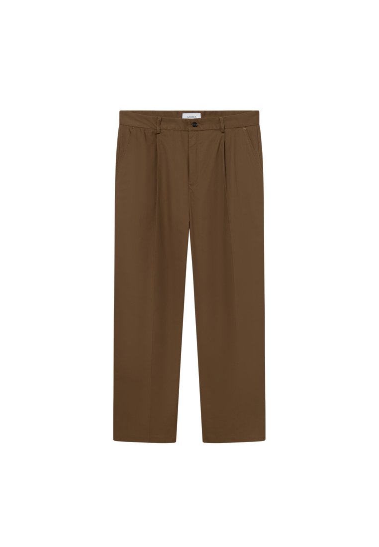Braune maßgeschneiderte Hose aus glattem Stoff, mit flachem Vorderteil, zwei seitlichen Taschen und einem einzigen Knopfverschluss an der Taille.