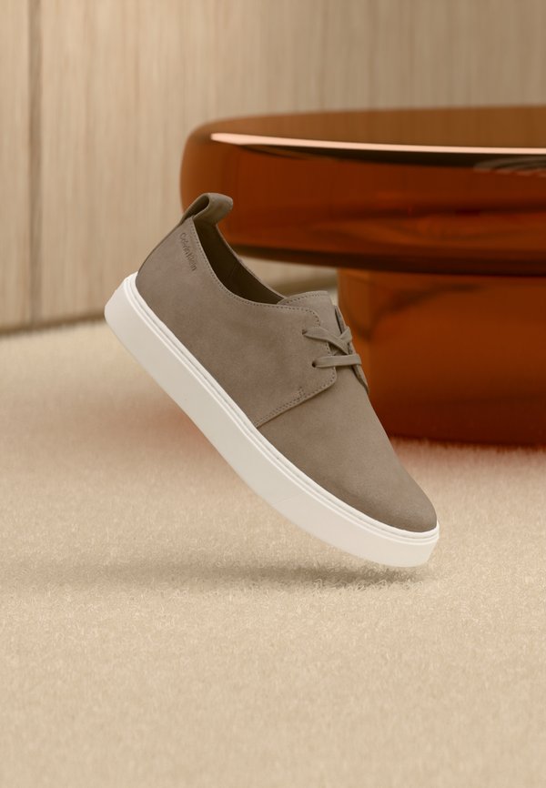 Calvin Klein HYBRID CLEAN CUP DERBY - Casual lace-ups - desert taupe