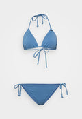 Bikini-Set in Blau mit einem dreieckigen Oberteil mit verstellbaren Bändern und einem passenden Unterteil mit seitlichen Bändern. Hergestellt aus glattem, dehnbarem Stoff.