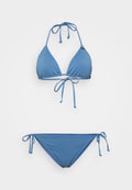 Bikini-Set in Blau mit einem dreieckigen Oberteil mit verstellbaren Bändern und einem passenden Unterteil mit seitlichen Bändern. Hergestellt aus glattem, dehnbarem Stoff.