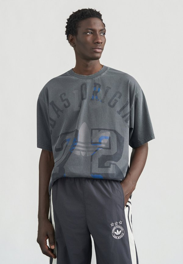 adidas Originals GRAPHIC TEE - Print T-shirt - grey six