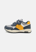 Graue und marineblaue Sneaker mit gelben Akzenten, aus Netz- und synthetischen Materialien, zwei Klettverschlüssen und einer flexiblen Außensohle. Geox-Branding an der Seite.