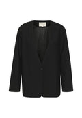 Schwarzer Blazer mit glatter Oberfläche, V-Ausschnitt, einem Knopf-Verschluss, langen Ärmeln und gestreiftem Innenfutter. Mit einer Brusttasche.