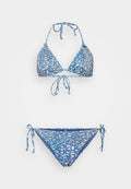 Blaues Bikini-Set mit einem dreieckigen Oberteil und Bindeschlüssen. Merkmale ein abstraktes Muster in Hellblau und Gelb. Weicher Stoff, verstellbare Schnüre.