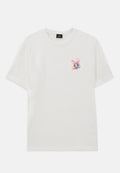 Weißes Baumwoll-T-Shirt mit einem kleinen, bunten gestickten Hasenmotiv auf der linken Brustseite und einem Rundhalsausschnitt. Kurze Ärmel.