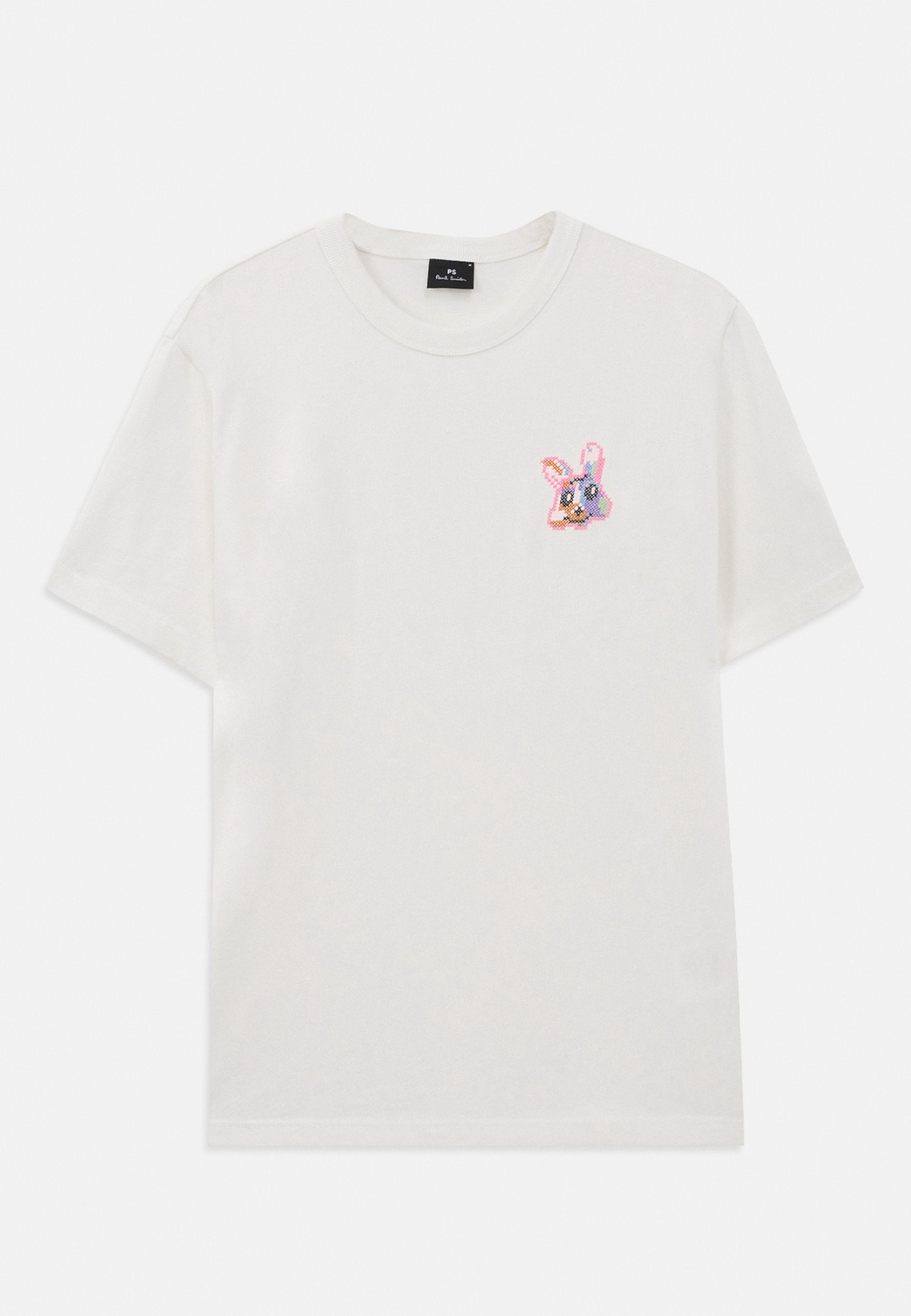 Weißes Baumwoll-T-Shirt mit einem kleinen, bunten gestickten Hasenmotiv auf der linken Brustseite und einem Rundhalsausschnitt. Kurze Ärmel.