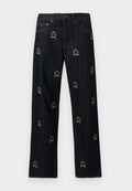 Dunkelblaue Jeans mit geradem Schnitt, die bunte gestickte Kronen in Rot und Gold im gesamten Stoff aufweisen. Klassisches Fünf-Taschen-Design.