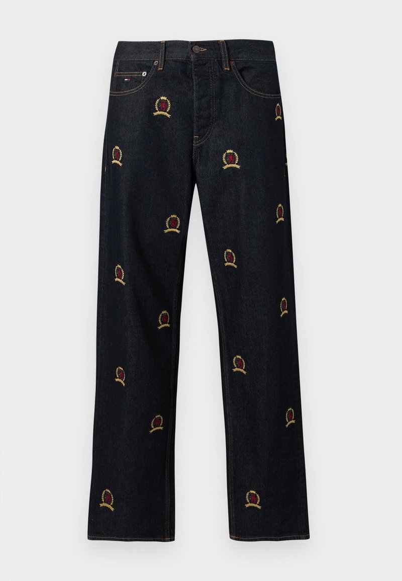 Dunkelblaue Jeans mit geradem Schnitt, die bunte gestickte Kronen in Rot und Gold im gesamten Stoff aufweisen. Klassisches Fünf-Taschen-Design.