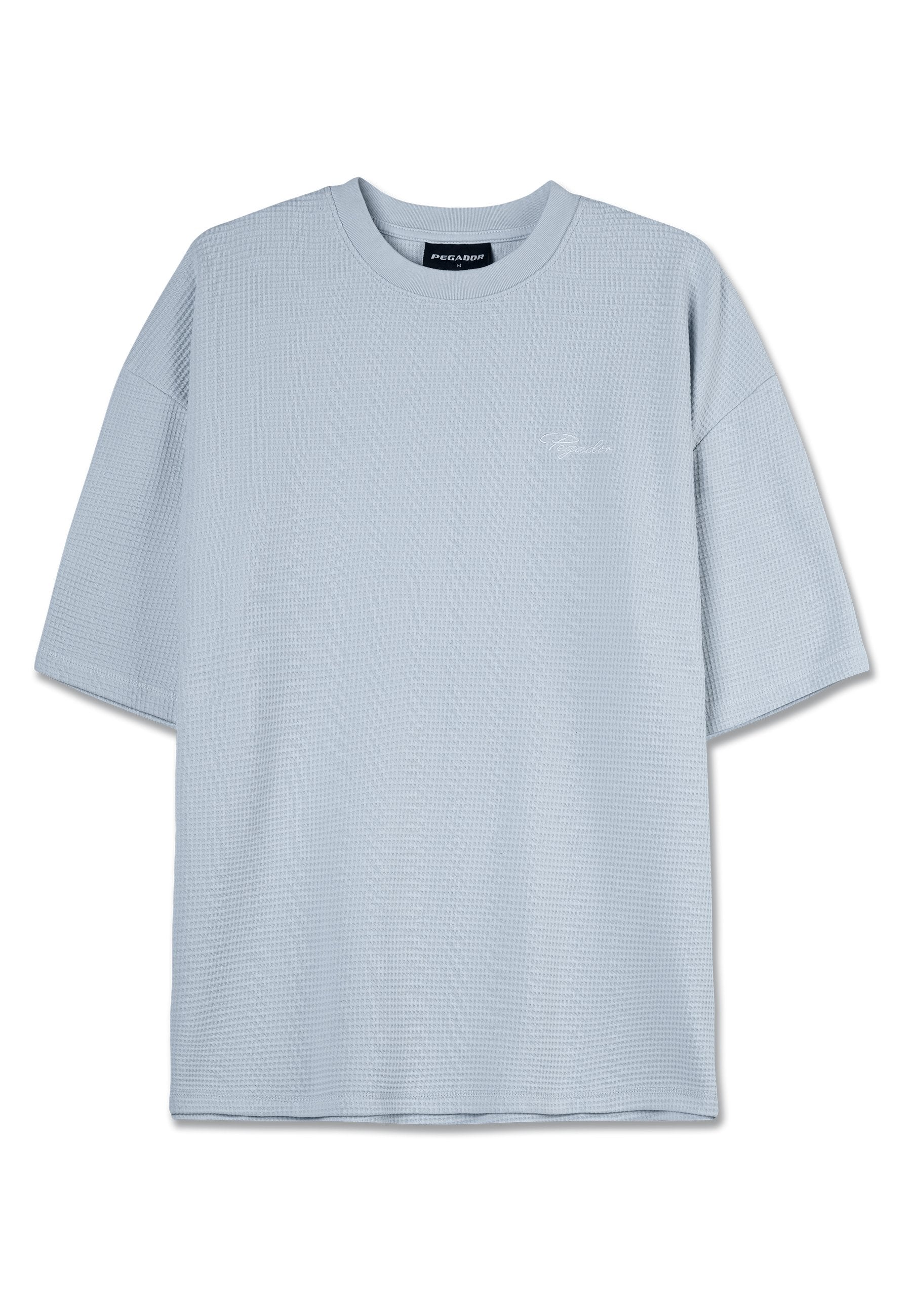 Helles blaues Kurzarm-T-Shirt mit strukturiertem Waffelmuster. Verfügt über einen Rundhalsausschnitt und dezentes Logo-Detail auf der Brust.