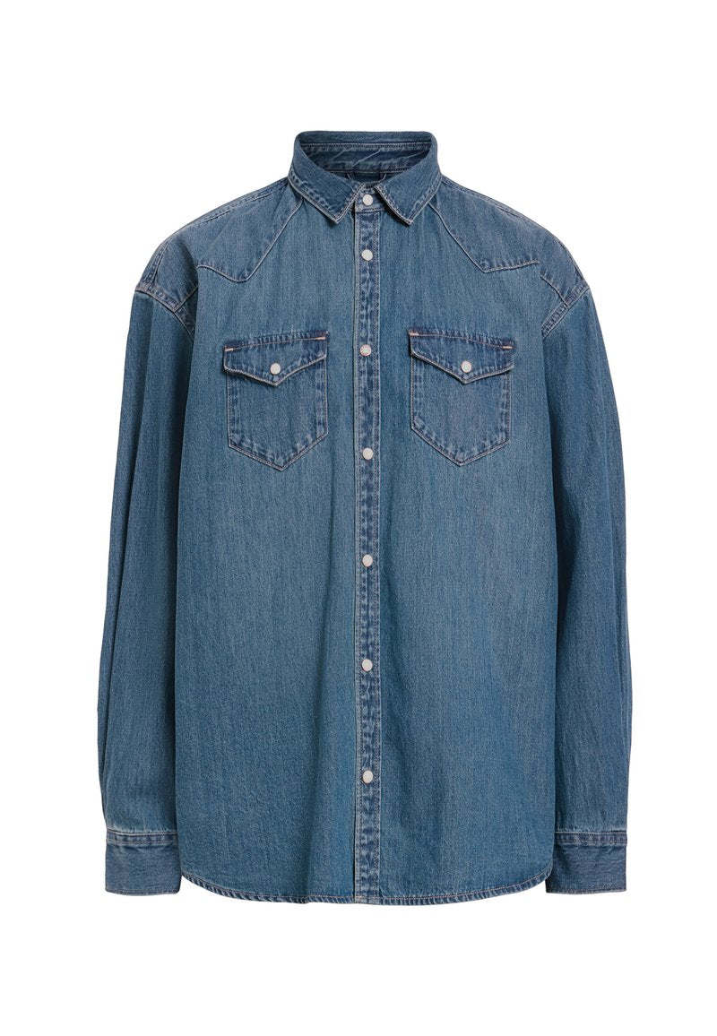 Blaue Jeanshemd mit Knopfleiste, spitzem Kragen, zwei aufgesetzten Brusttaschen mit Klappen und langen Ärmeln mit Knopfmanschetten.