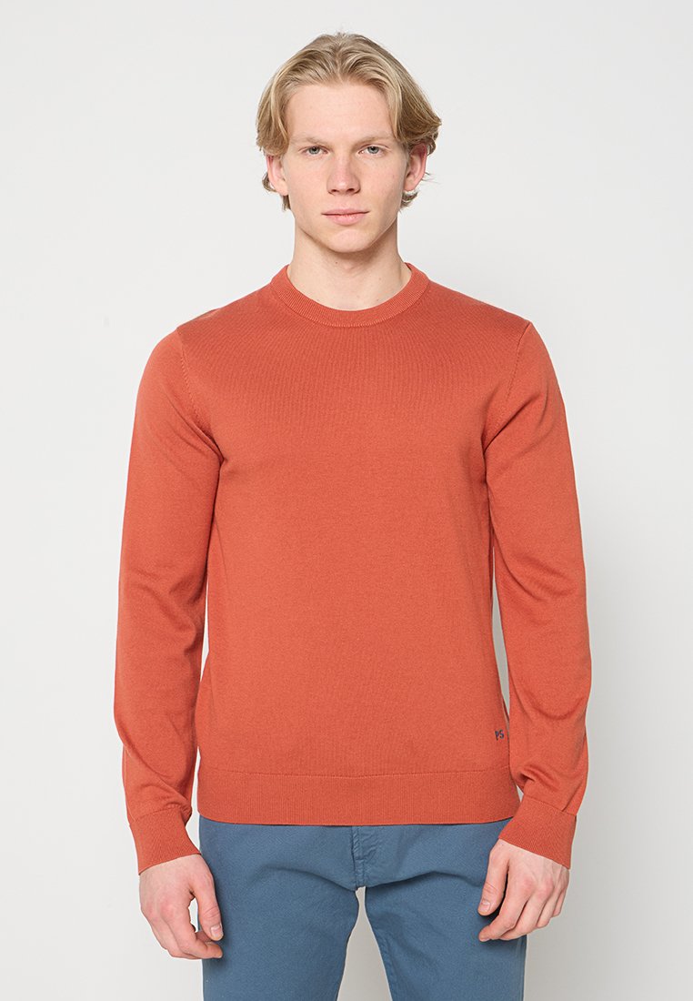 Orangenfarbenes langärmliges Strickpullover mit Rundhalsausschnitt, versehen mit gerippten Bündchen und Saum, aus einem glatten Material gefertigt, minimalistisch gestaltet.