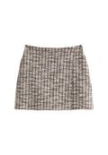 Grauer und weißer Tweed-Minirock mit vertikalen Streifen, einer taillierten Taille und einem leicht ausgestellten Saum mit strukturierter Oberfläche.