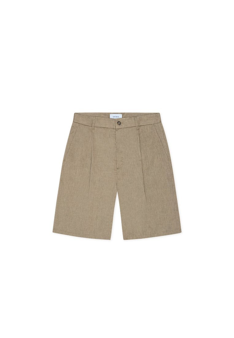 Beige Baumwollshorts mit einem maßgeschneiderten Design, vorne mit Falten, einem Knopfverschluss und einem geraden Bein, geeignet für warmes Wetter.