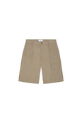 Beige Baumwollshorts mit einem maßgeschneiderten Design, vorne mit Falten, einem Knopfverschluss und einem geraden Bein, geeignet für warmes Wetter.