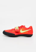 Roter Nike Sportschuh mit schwarzer Sohle, limonengrünem Swoosh-Logo und einem Klettverschluss oben mit der Aufschrift "NIKE".