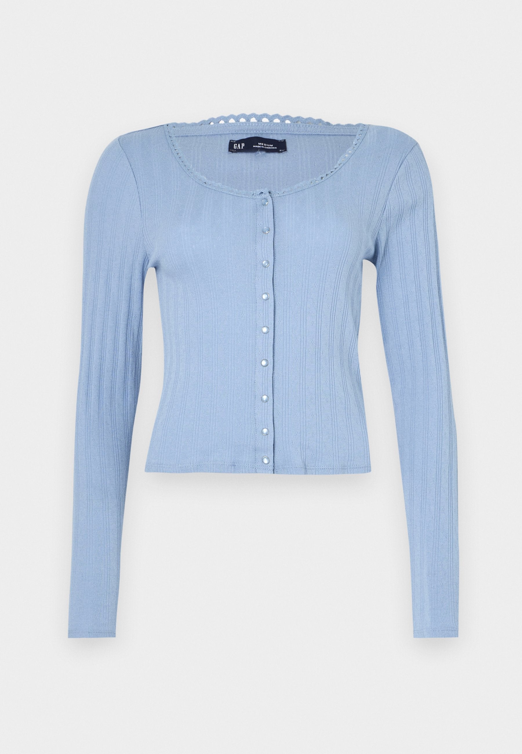 Hellblaues geripptes Strickjacke mit langen Ärmeln, rundem Ausschnitt mit gewelltem Saum und Knopfverschluss mit kleinen dekorativen Knöpfen.