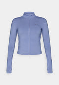 Hellblaue Zip-Jacke aus elastischem Material, mit langen Ärmeln, hohem Kragen und einem kleinen Logo auf der Brust.