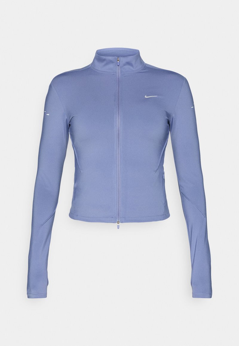 Hellblaue Zip-Jacke aus elastischem Material, mit langen Ärmeln, hohem Kragen und einem kleinen Logo auf der Brust.