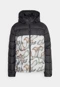 Daunenjacke mit schwarzem Oberteil und weißem unteren Teil, der ein abstraktes Muster in Grün und Braun aufweist. Ausgestattet mit Kapuze und Reißverschlüssen.