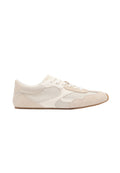 Beige Sneaker mit einer Kombination aus Mesh- und Wildledermaterialien, einer abgerundeten Spitze, Schnürung vorne und einer flachen Gummisohle.