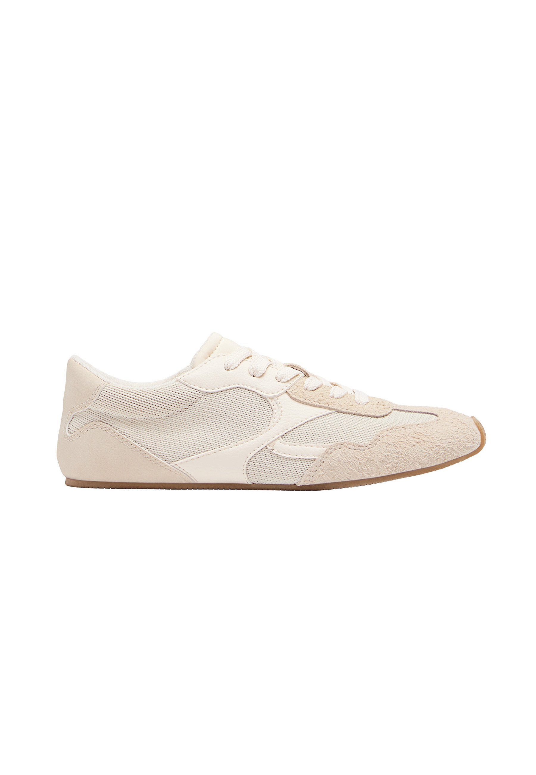 Beige Sneaker mit einer Kombination aus Mesh- und Wildledermaterialien, einer abgerundeten Spitze, Schnürung vorne und einer flachen Gummisohle.