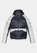 Gepolsterte Jacke mit Kapuze, mit einem navyblauen Körper und hellgrauen Ärmeln, abgeschlossen mit einem Reißverschluss vorne und elastischen Akzenten.