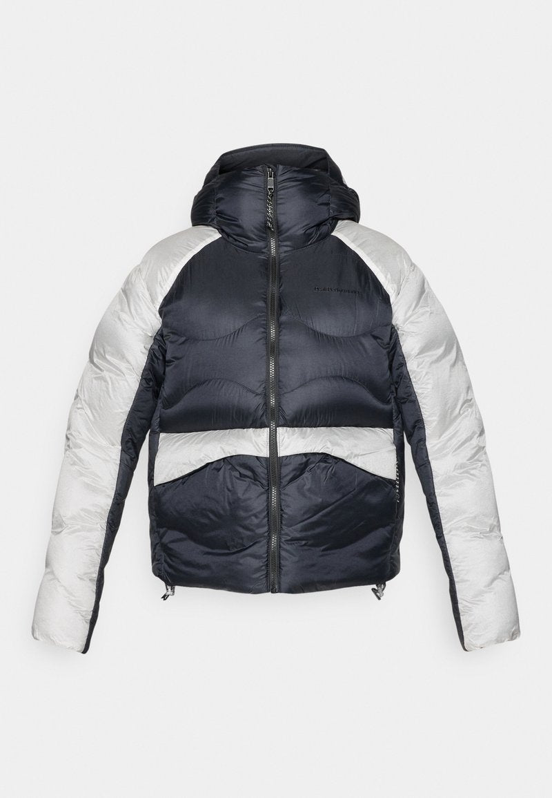 Gepolsterte Jacke mit Kapuze, mit einem navyblauen Körper und hellgrauen Ärmeln, abgeschlossen mit einem Reißverschluss vorne und elastischen Akzenten.
