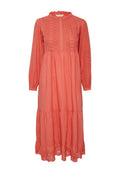 Kleid aus Baumwolle in Korallenfarbe mit langen Ärmeln, rüschigem Ausschnitt, Spitzendetails und gestuftem Saum. Elegantes und leichtes Design.