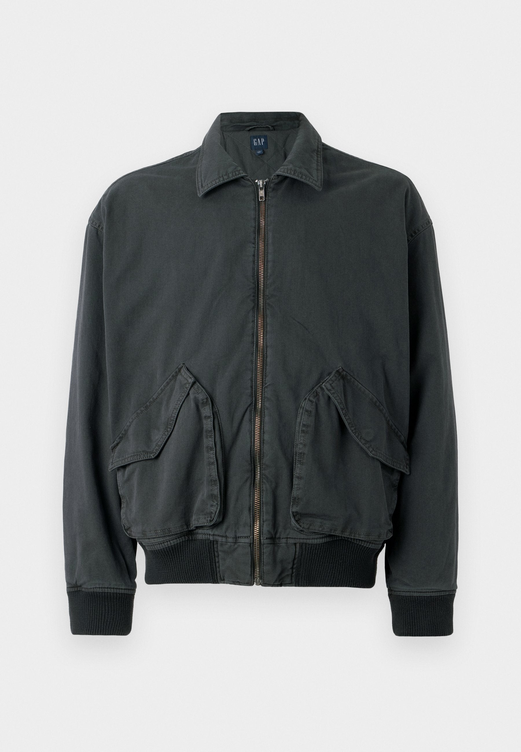 Schwarze Bomberjacke mit Reißverschluss, zwei großen Seitentaschen, gerippten Bündchen und Kragen. Aus strapazierfähigem Stoff mit glatter Textur gefertigt.