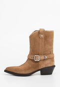 Beige Wildleder-Ankle-Boot mit spitzem Zehenbereich, kontrastierendem schwarzem Innenfutter, silberner Schnalle und Hardware sowie einem gestapelten Absatz.