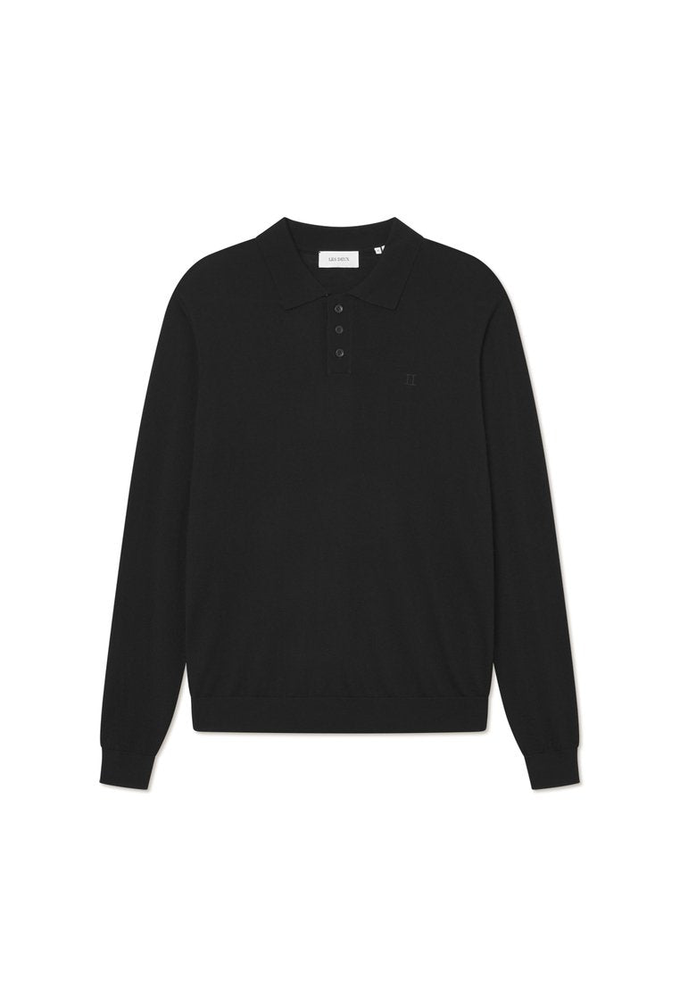Schwarzes Langarm-Polo-Shirt aus weichem Stoff, mit einer Dreiknopf-Leiste, geripptem Kragen und einem kleinen Logo, das auf der Brust gestickt ist.