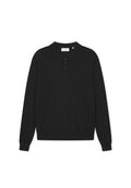 Schwarzes Langarm-Polo-Shirt aus weichem Stoff, mit einer Dreiknopf-Leiste, geripptem Kragen und einem kleinen Logo, das auf der Brust gestickt ist.