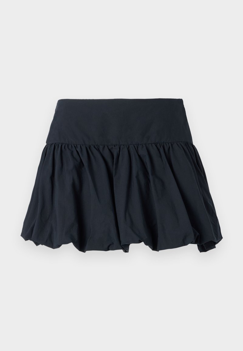 Schwarzer ausgestellt Rock aus leichtem Stoff, mit einem breiten Bund und gerafften Falten für einen geschichteten Look.