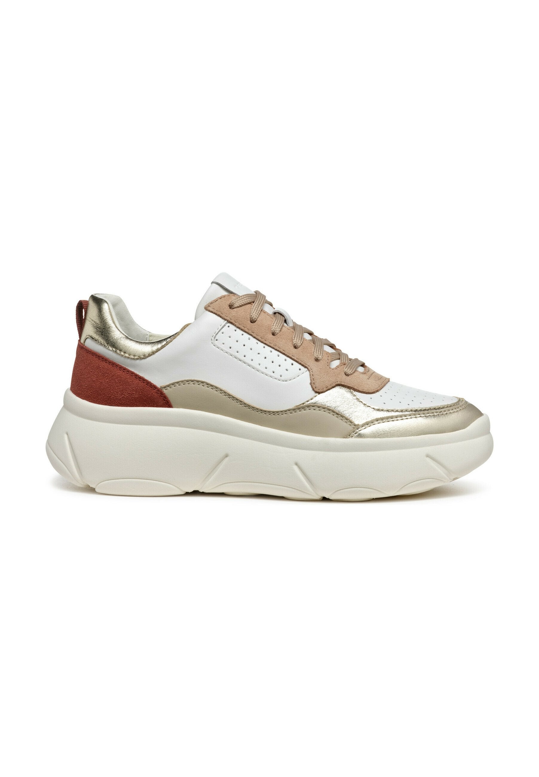 Weißer Sneaker mit goldenen und beigen Akzenten, texturiertem Obermaterial, gepolsterter Sohle und einer kontrastierenden roten Wildleder-Hinterkappe.