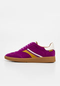 Lila Low-Top Wildleder-Sneaker mit gelben und weißen Seitenstreifen, brauner Sohle, weißem Fersenkragen und brauner Zuglasche, Marke Geox.
