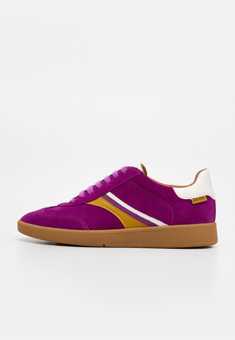 Lila Low-Top Wildleder-Sneaker mit gelben und weißen Seitenstreifen, brauner Sohle, weißem Fersenkragen und brauner Zuglasche, Marke Geox.