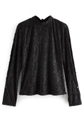 Schwarze Bluse mit langen Ärmeln aus strukturiertem Stoff. Sie hat einen hohen Kragen, einen gewellten Saum und geknöpfte Manschetten mit dezentenDesignmustern.