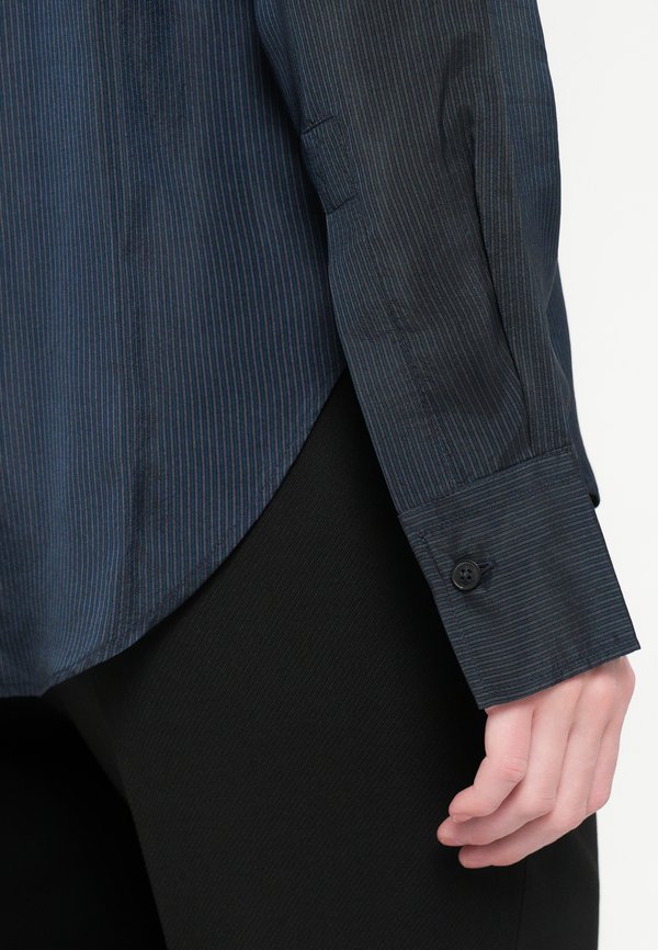 CLOSED STRAIGHT FITTED