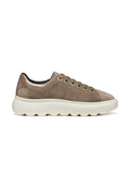 Wildledersneakers in Hellbraun mit goldenen Ösen und glänzenden taupefarbenen Akzenten. Dicke weiße Gummisohle mit wellenförmigem Muster. Schnürdesign.