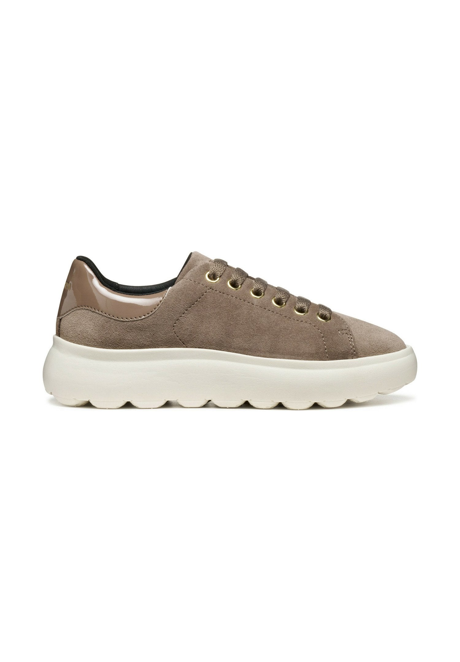 Wildledersneakers in Hellbraun mit goldenen Ösen und glänzenden taupefarbenen Akzenten. Dicke weiße Gummisohle mit wellenförmigem Muster. Schnürdesign.
