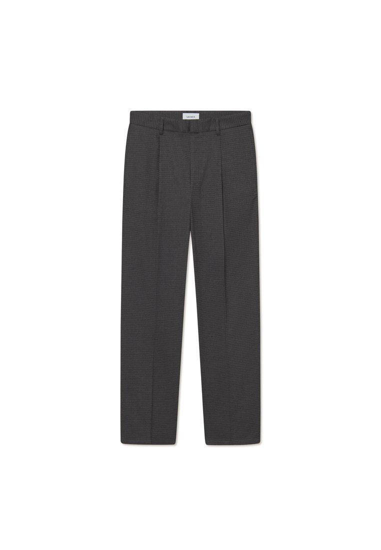 Graue maßgeschneiderte Hose mit dezentem Karomuster, strukturiertem Gewebe und vorderen Falten, ausgestattet mit einem Bund mit Gürtelschlaufen.