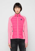 Rosa Jacke mit gesteppter Vorderseite und glatten Ärmeln, zwei Reißverschlusstaschen, hohem Kragen und einem Logo-Patch oben links.
