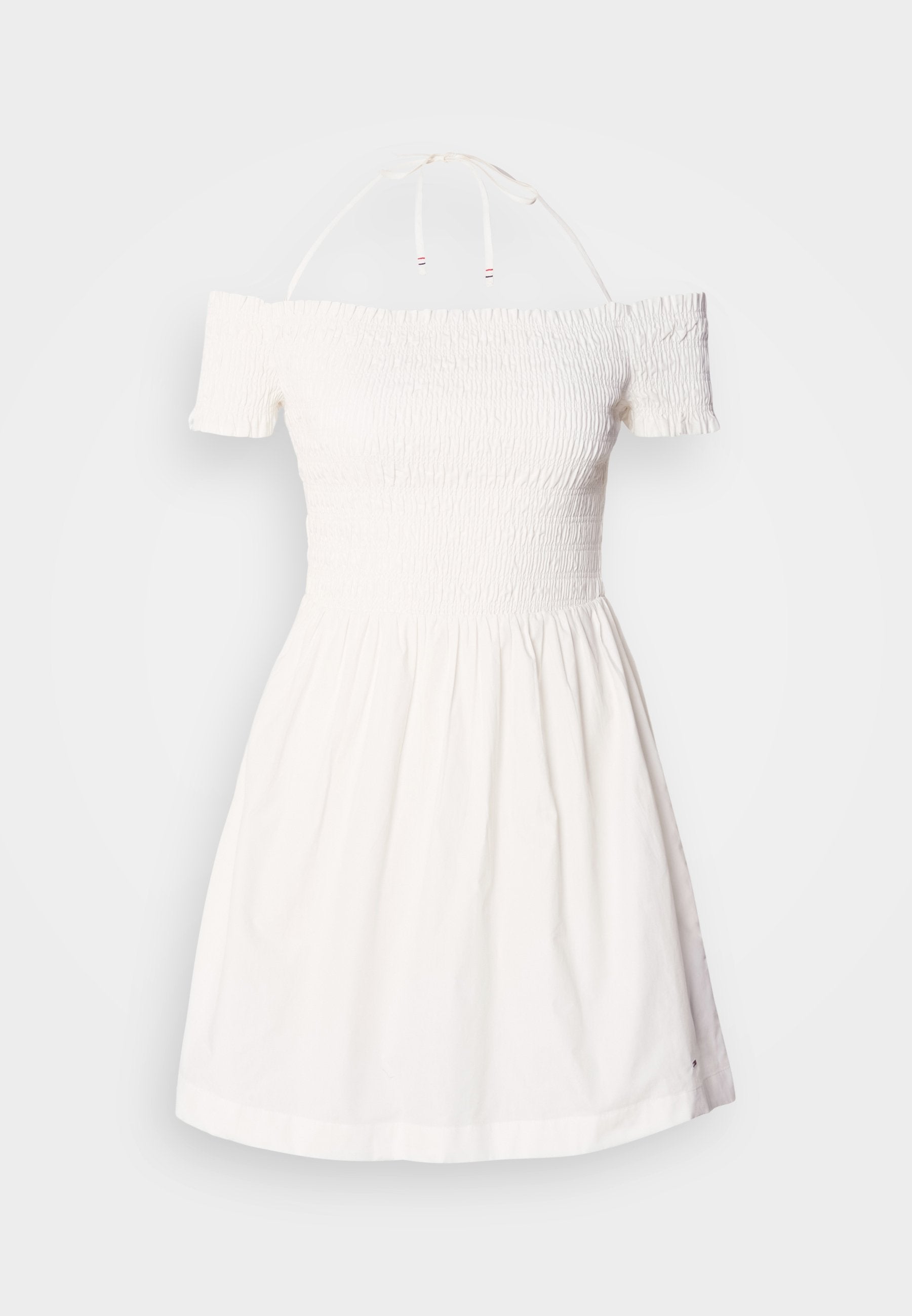 Weißes schulterfreies Kleid mit gerafftem Oberteil, kurzen Ärmeln und eingezogenem Rock. Aus leichtem Baumwollmaterial gefertigt. Mit Bindebändern am Kragen.